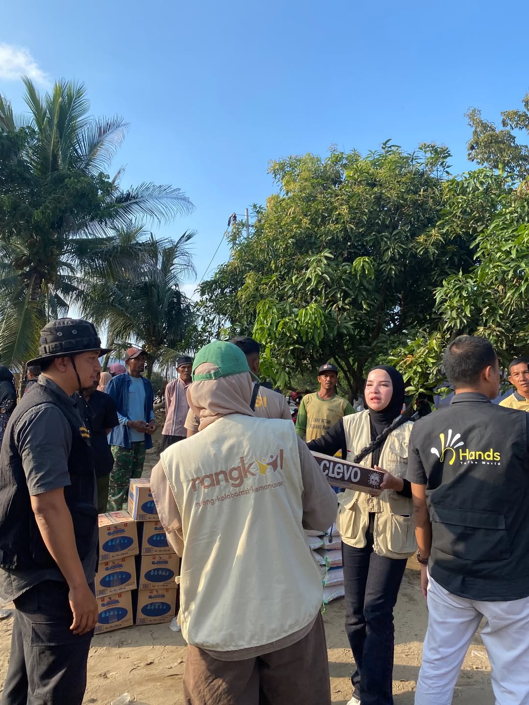 Jadi Relawan Banjir Aceh, Zaskia Adya Mecca Masak hingga Temui Bocah Penuh Lumpur