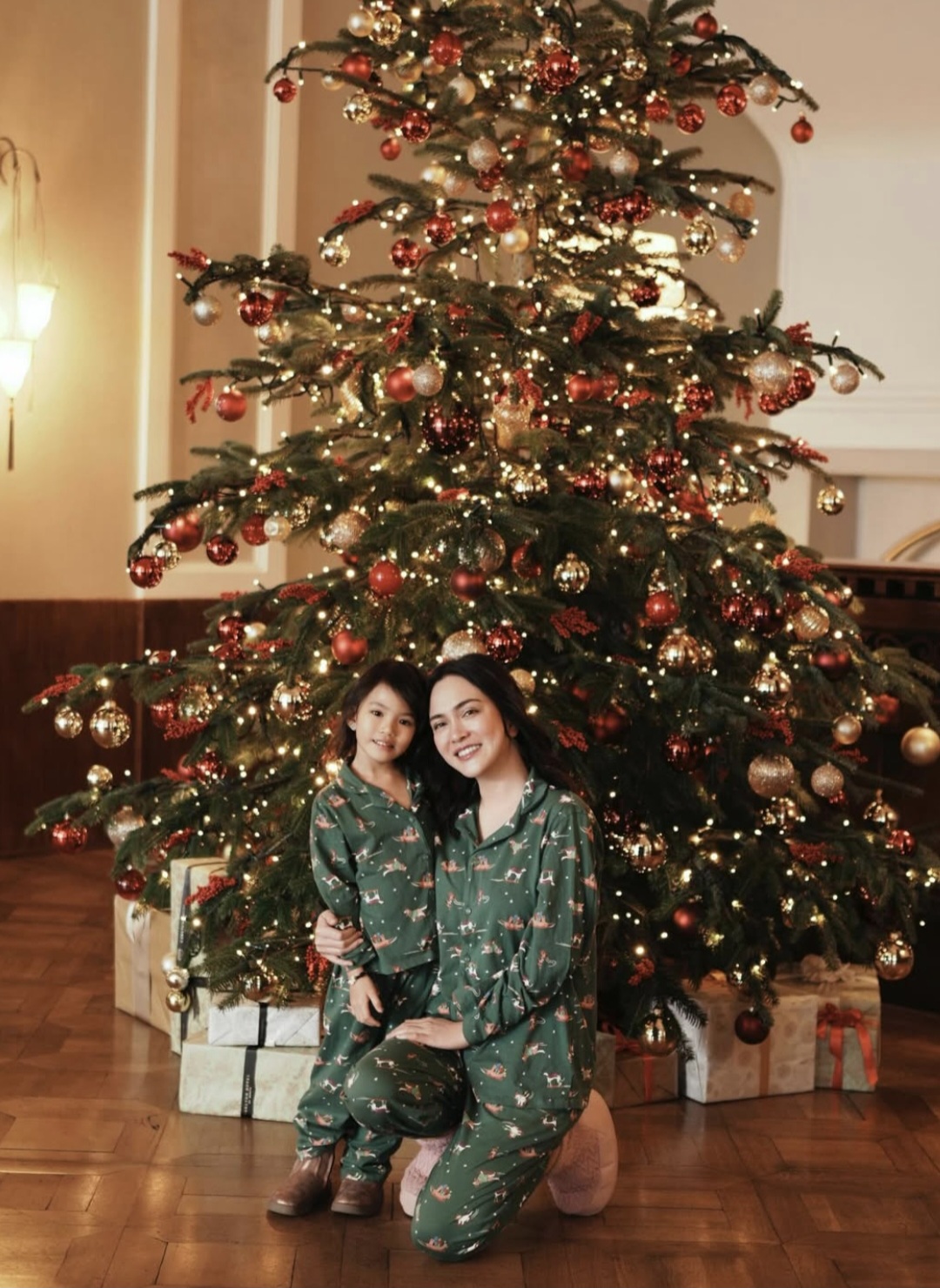 6 Potret Artis Rayakan Natal Bersama Keluarga, Erika Carlina Bareng Anak