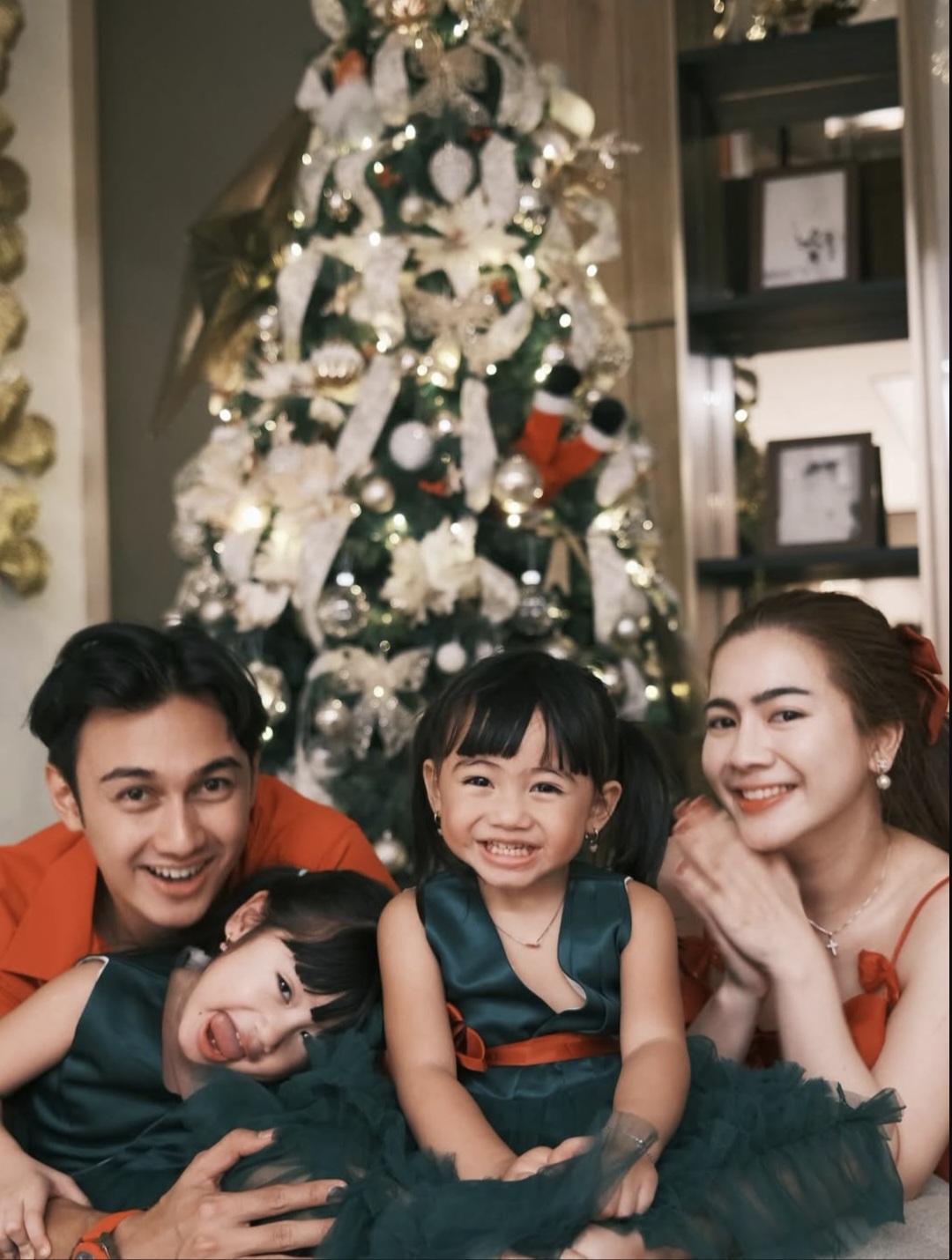 6 Potret Artis Rayakan Natal Bersama Keluarga, Erika Carlina Bareng Anak