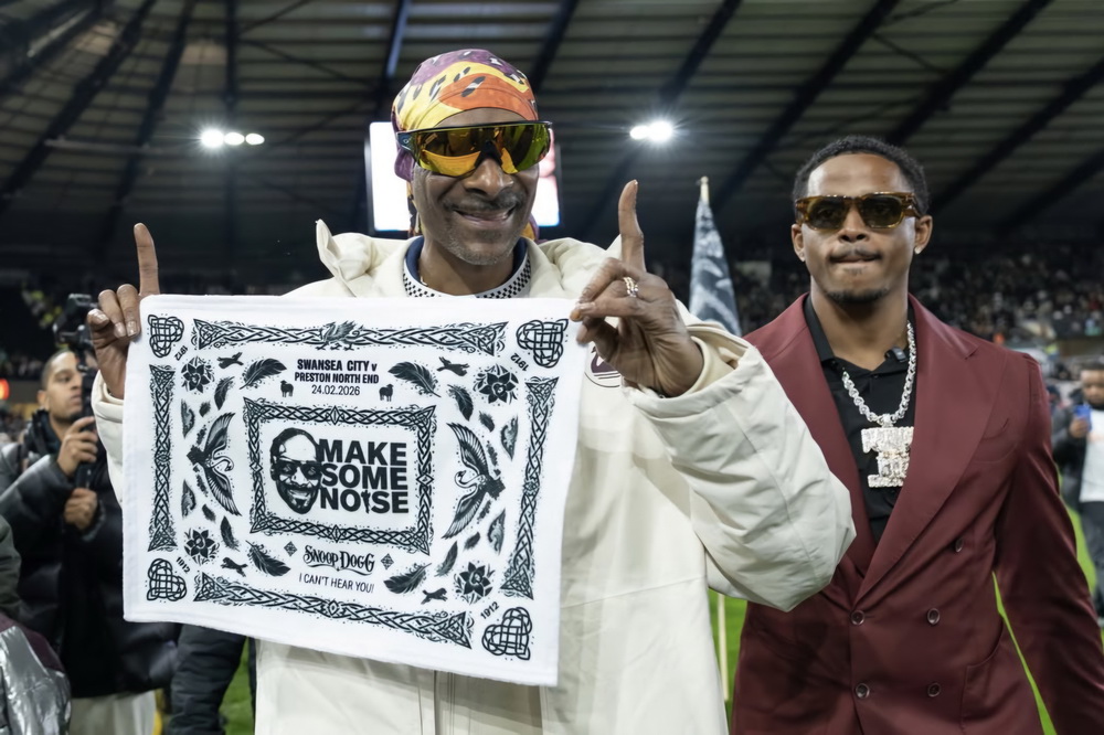 Investor Paling Swag! Snoop Dogg Debut di Stadion Swansea, Bau Ganjanya Bikin Pelatih Lawan Salfok