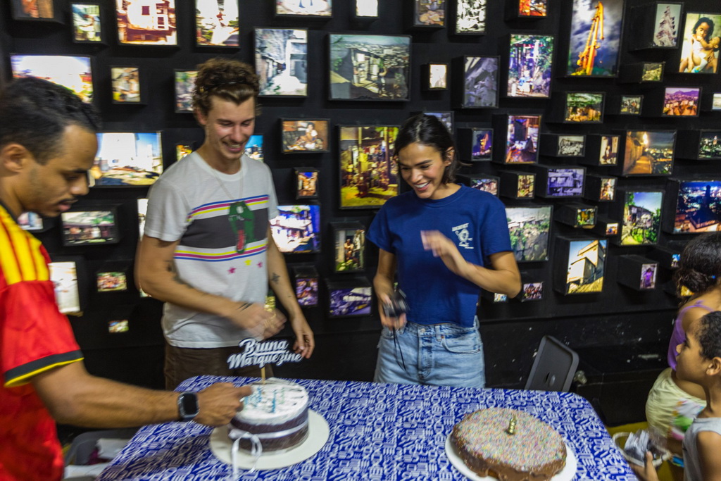 Shawn Mendes Go Public dengan Bruna Marquezine, Rayakan Ultah Bareng Anak-anak di Brasil