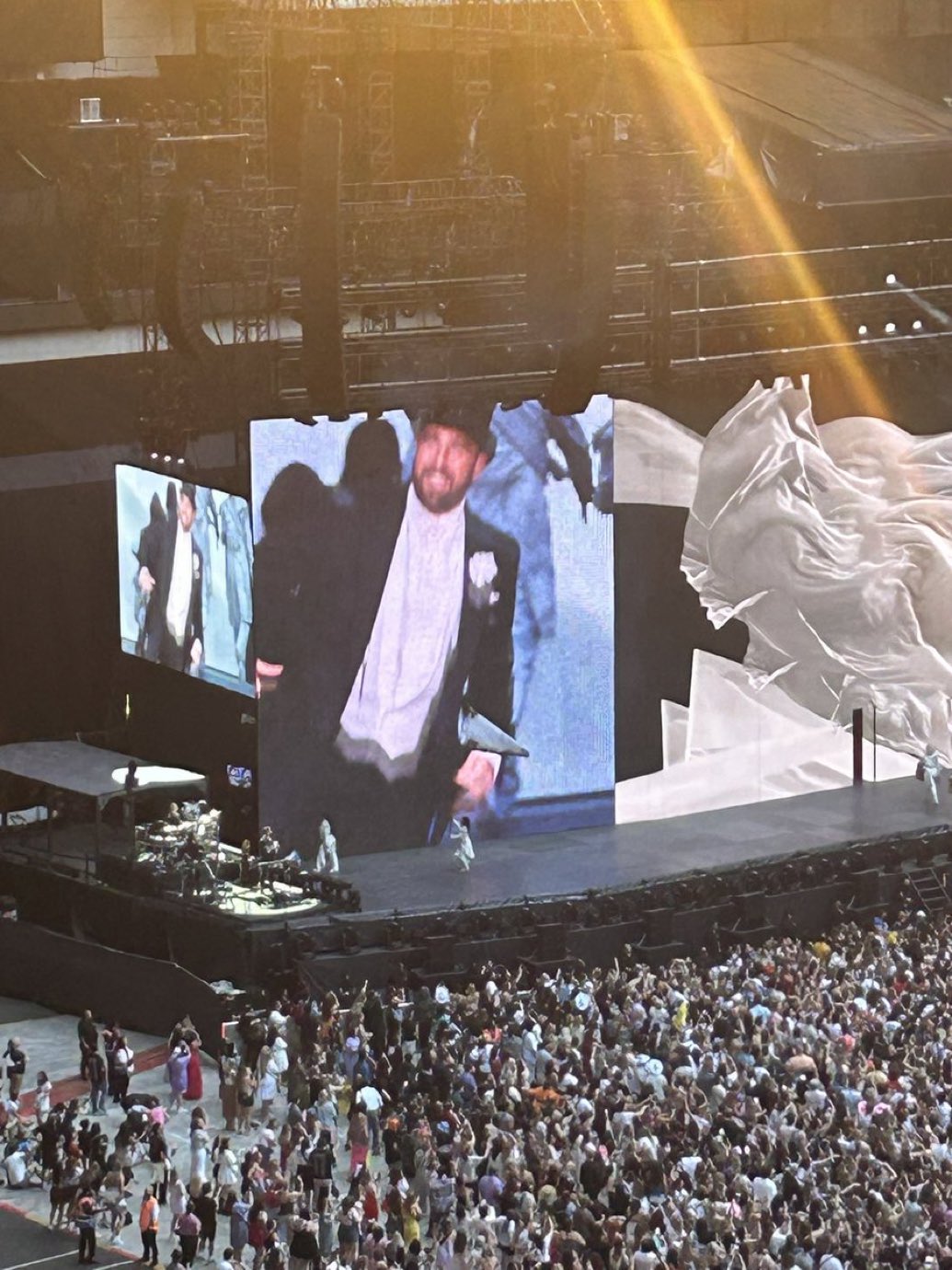 Kejutan! Taylor Swift Ajak Travis Kelce Naik Panggung di Konser