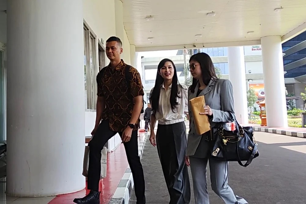 Diperiksa Kasus Korupsi Suami, Sandra Dewi Senyum dan Beri Simbol Cinta