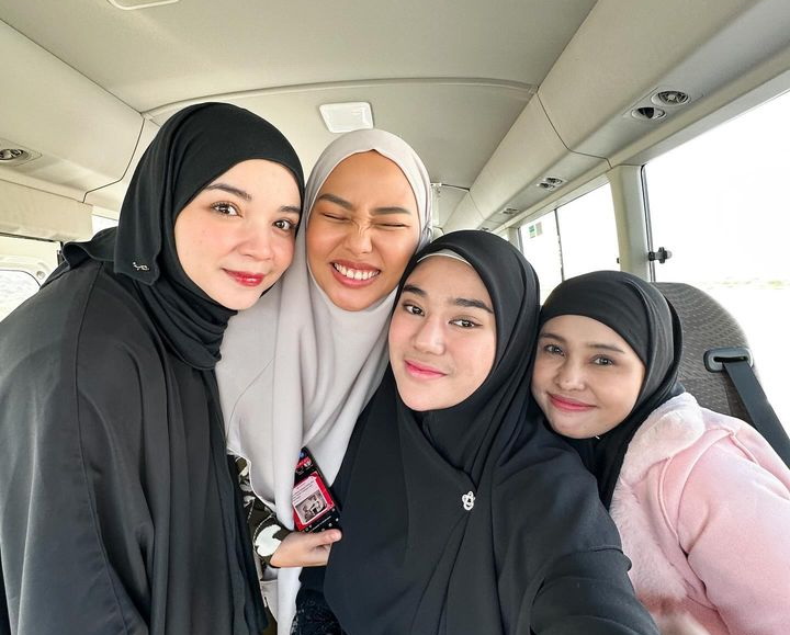Para Artis Ini Rayakan Tahun Baru 2024 dengan Umrah