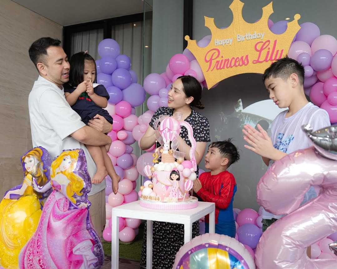 Potret Raffi Ahmad dan Nagita Slavina Rayakan Ultah Baby Lily, Rafathar & Rayyanza Jadi Sorotan