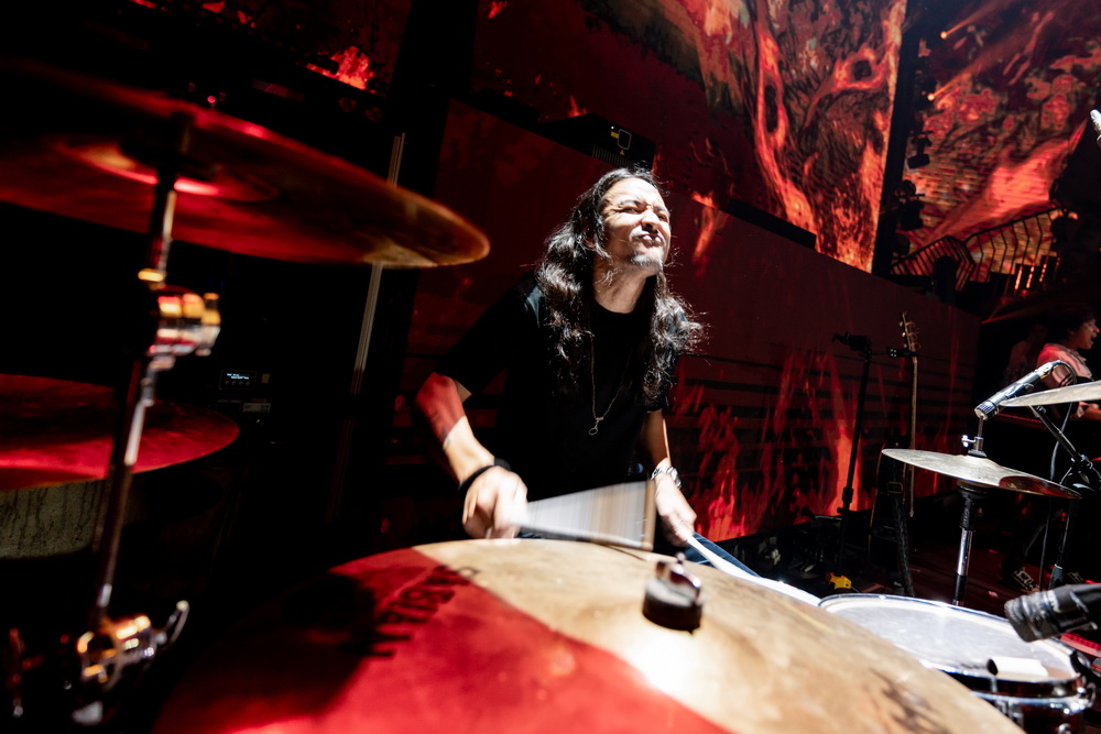 Tradisi Loh Kok Tum Band Tukar Posisi: Ello Main Drum, Yuke Sampurna Jadi Vokalis