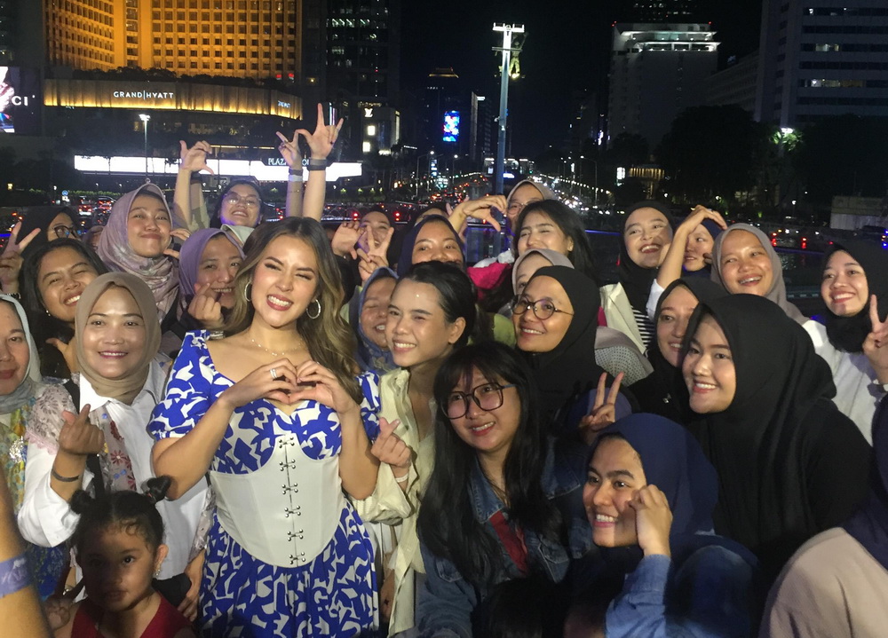 Spesial Hari Ibu, Raisa Gelar Intimate Show di Halte Transjakarta