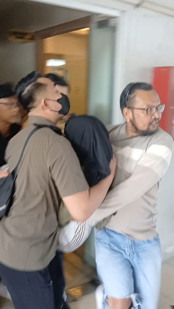 Nikita Mirzani Bawa Polisi Menjemput Paksa, Lolly Teriak Histeris Minta Tolong
