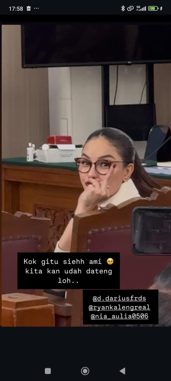 Nikita Mirzani Acungkan Jari Tengah di Persidangan, Emosi dengan Reza Gladys