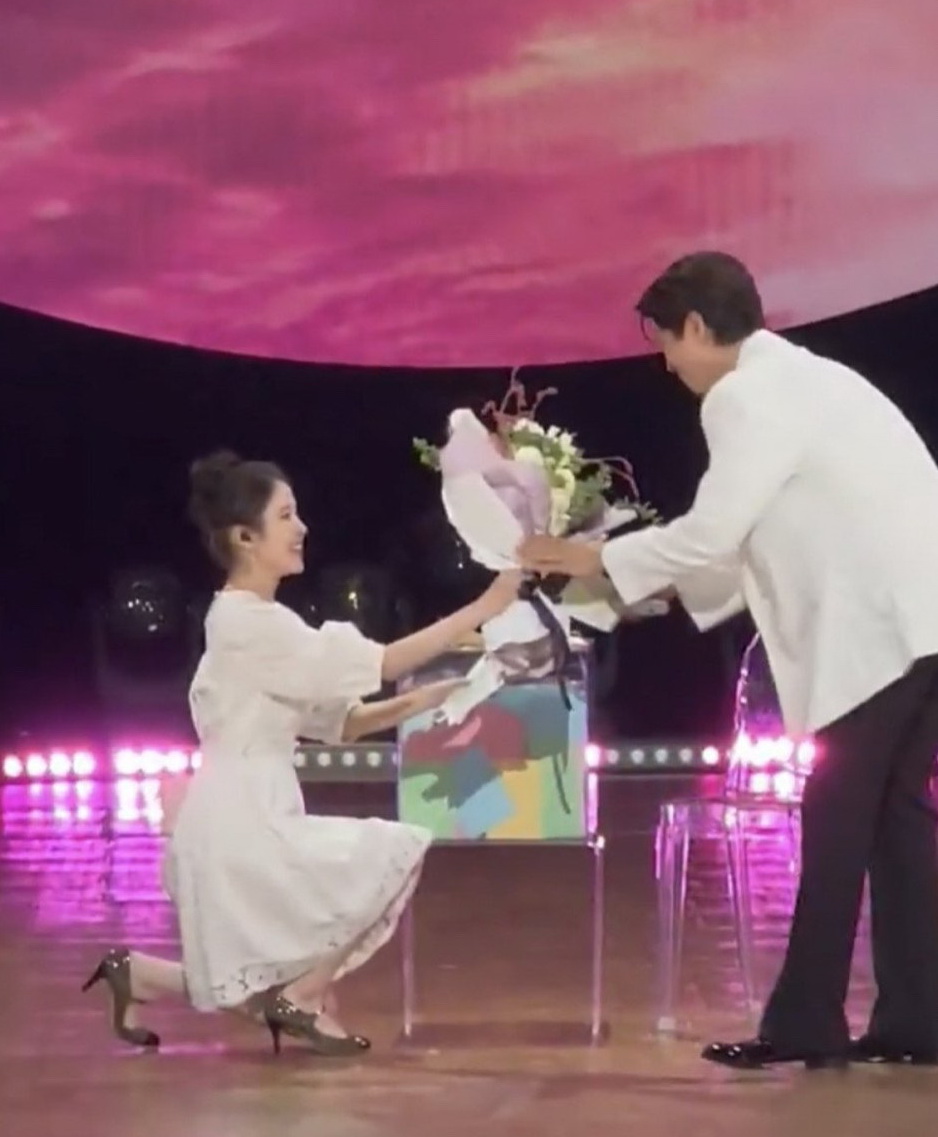 Dapat Kejutan dari IU, Park Bo Gum Sampai Menangis