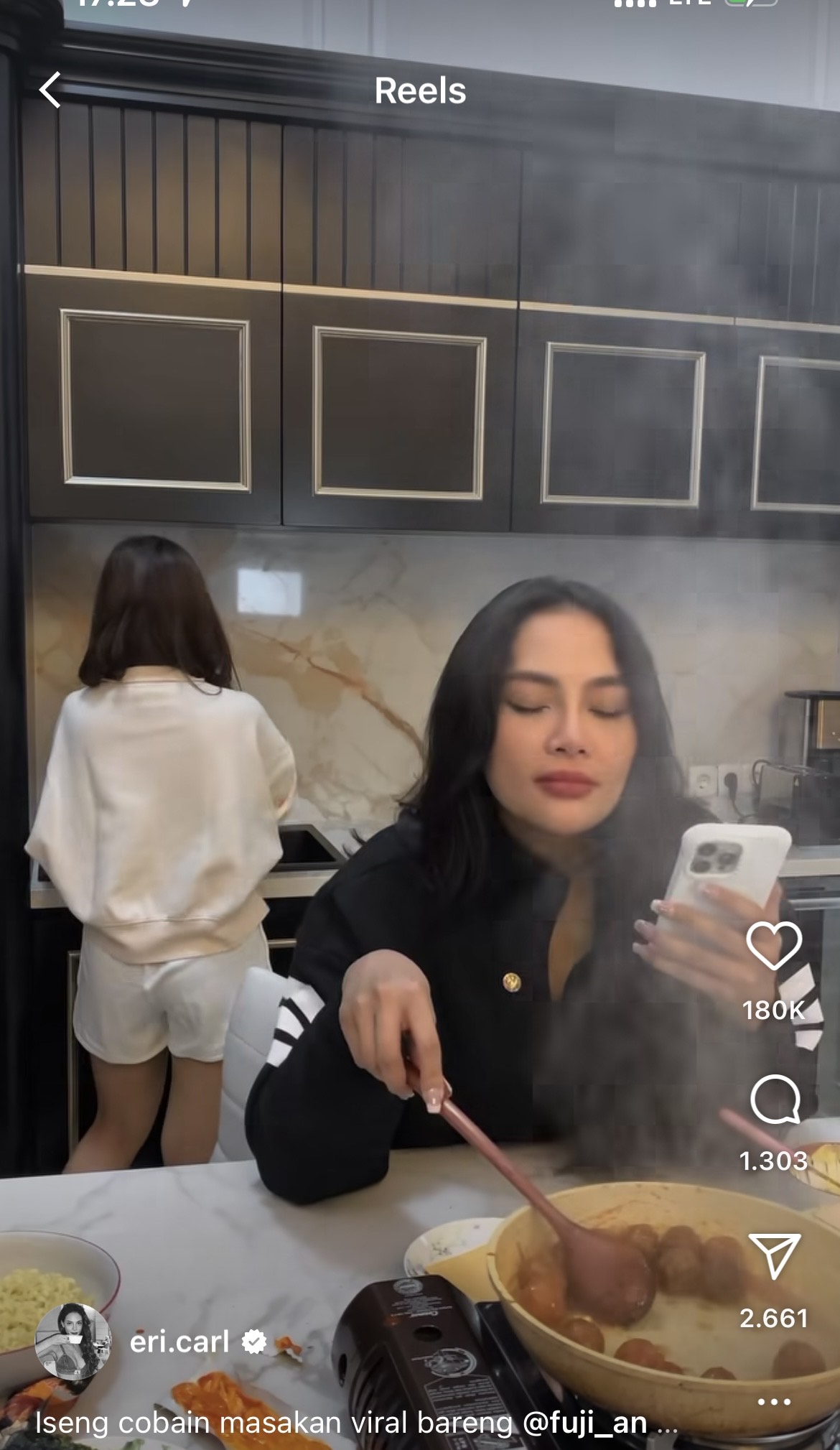 Momen Erika Carlina Pakai Baju Longgar Jadi Sorotan, Ternyata Lagi Hamil