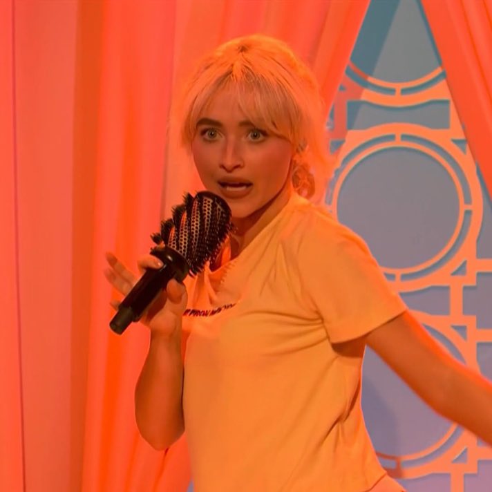 Aksi Sabrina Carpenter di SNL, Nyanyi Pakai Sisir hingga Podcast Bareng Donald Trump