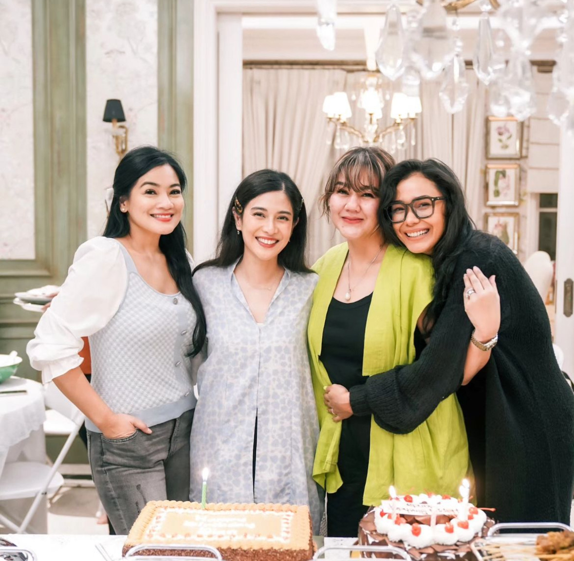 Reuni di Ulang Tahun Dian Sastro, Geng AADC Berpelukan
