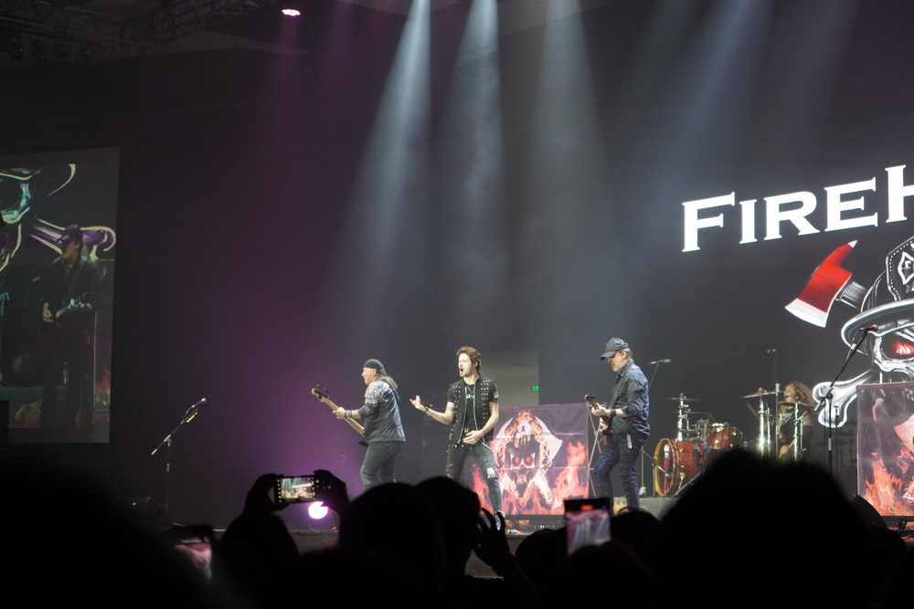 FireHouse Sapa Penonton dengan Bahasa Indonesia saat Konser di Jakarta
