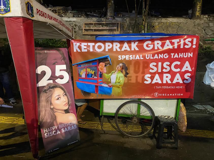 Sisca Saras Dapat Kejutan Ultah dari Penggemar, Iklan di Stasiun hingga Bagi Ketoprak