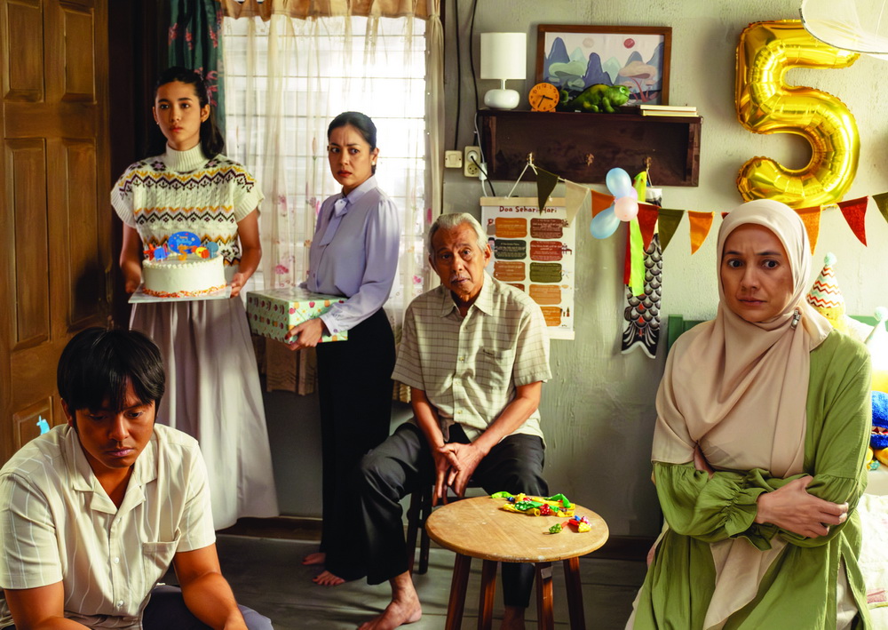 Ulasan Film Dua Hati Biru