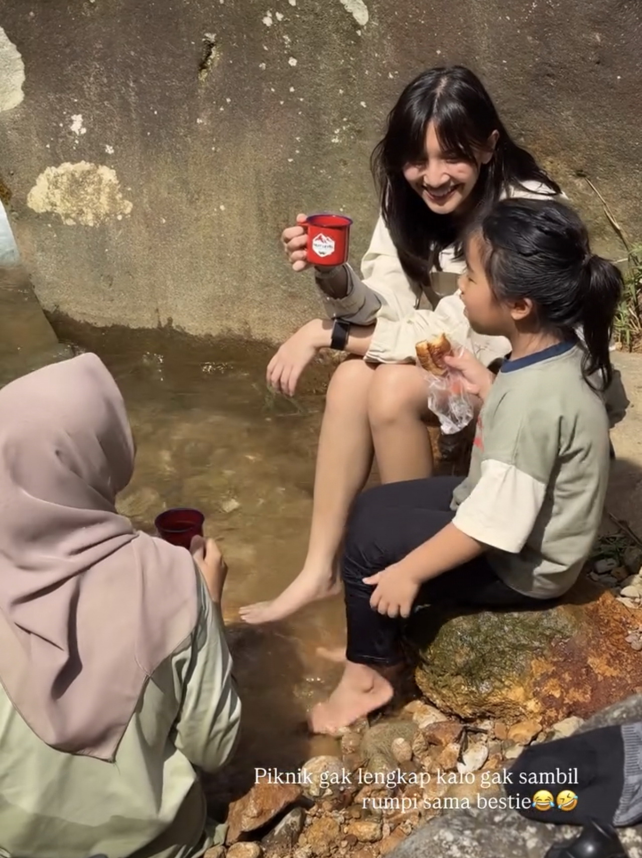 Senyum Merekah Sheila Dara Piknik Bareng Keluarga Dion Wiyoko