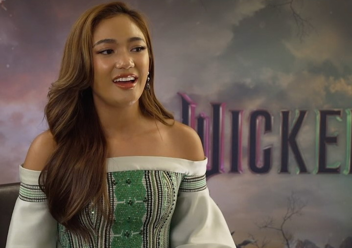 Reaksi Ariana Grande Diberi Batik oleh Marion Jola