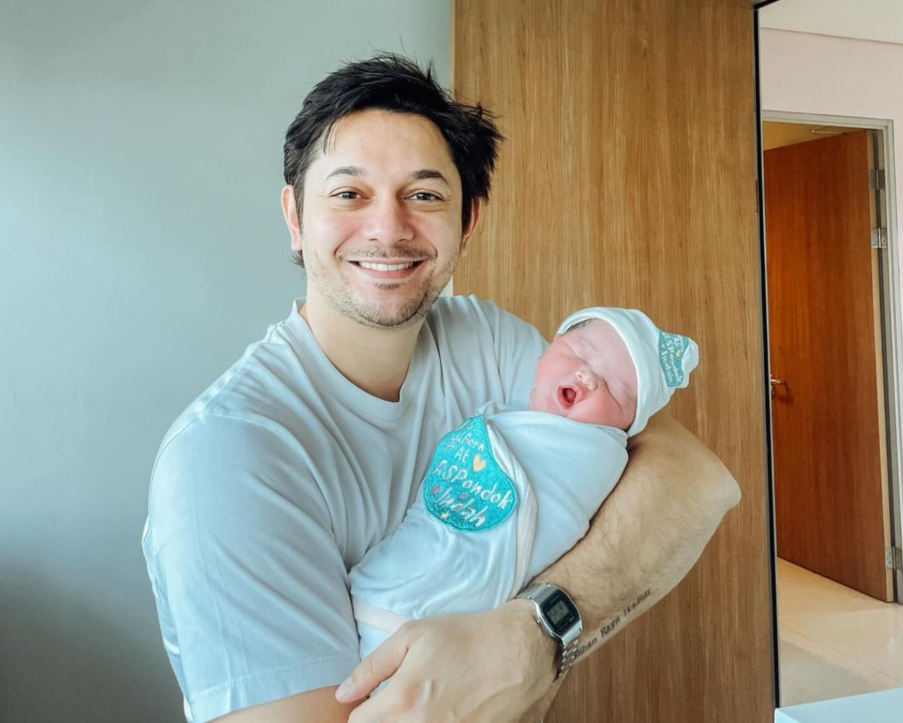Tengku Dewi Putri Lahirkan Anak Kedua, Andrew Andika Ikut Hadir