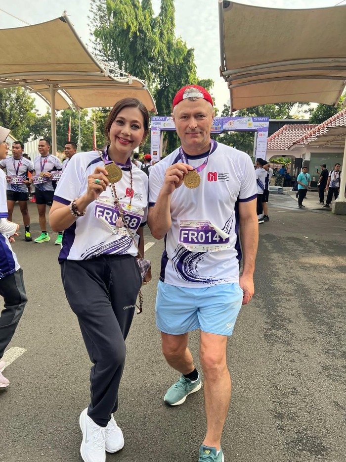 Semangat Ayu Azhari Ikut Lomba Lari di Usia 56 Tahun Tuai Pujian