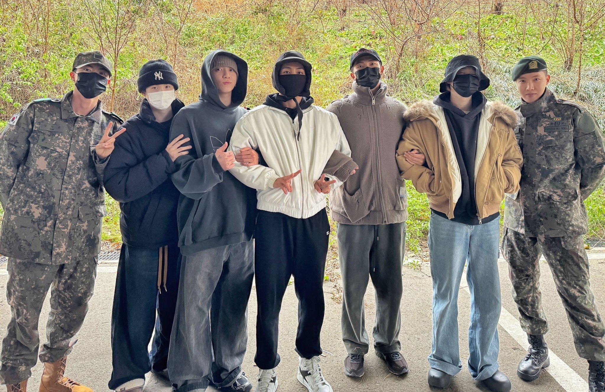 Potret BTS Kumpul Antarkan RM dan V Wamil, ARMY: Sampai Jumpa di 2025!