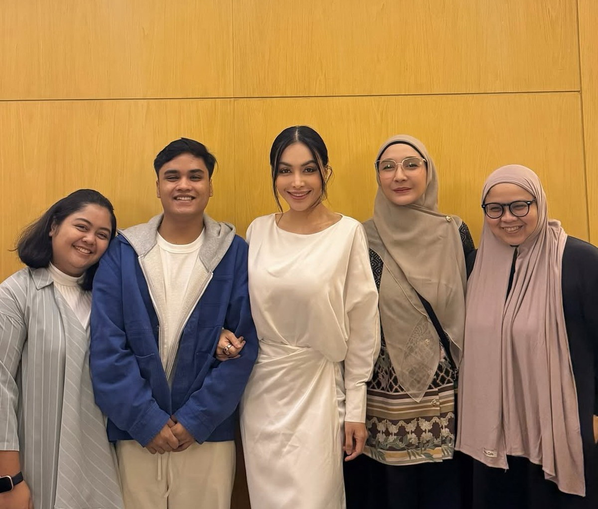 Denada Akhirnya Bertemu Ressa Rizky, Anak yang Baru Dia Akui