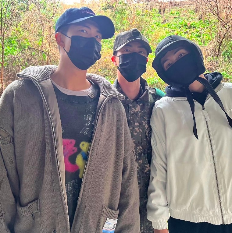 Potret BTS Kumpul Antarkan RM dan V Wamil, ARMY: Sampai Jumpa di 2025!