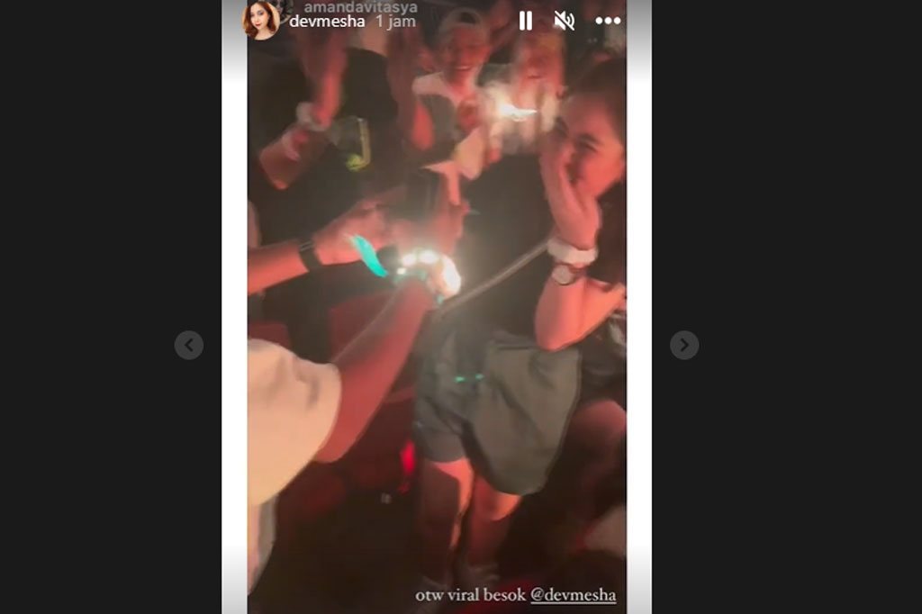 So Sweet! Momen Wanita Dilamar Sang Kekasih di Konser Coldplay Jakarta