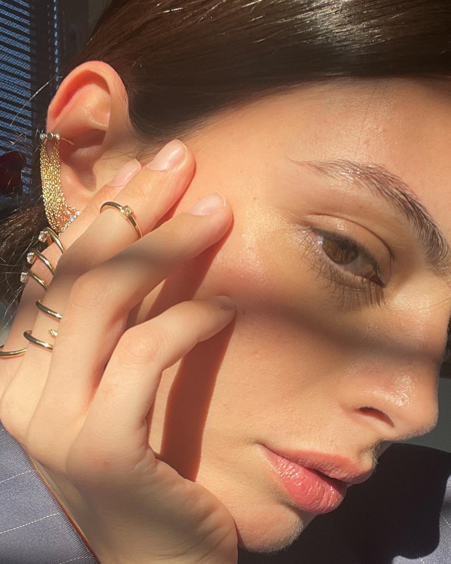 Gantikan Bella Hadid, Siapa Sosok Model Israel May Tager?