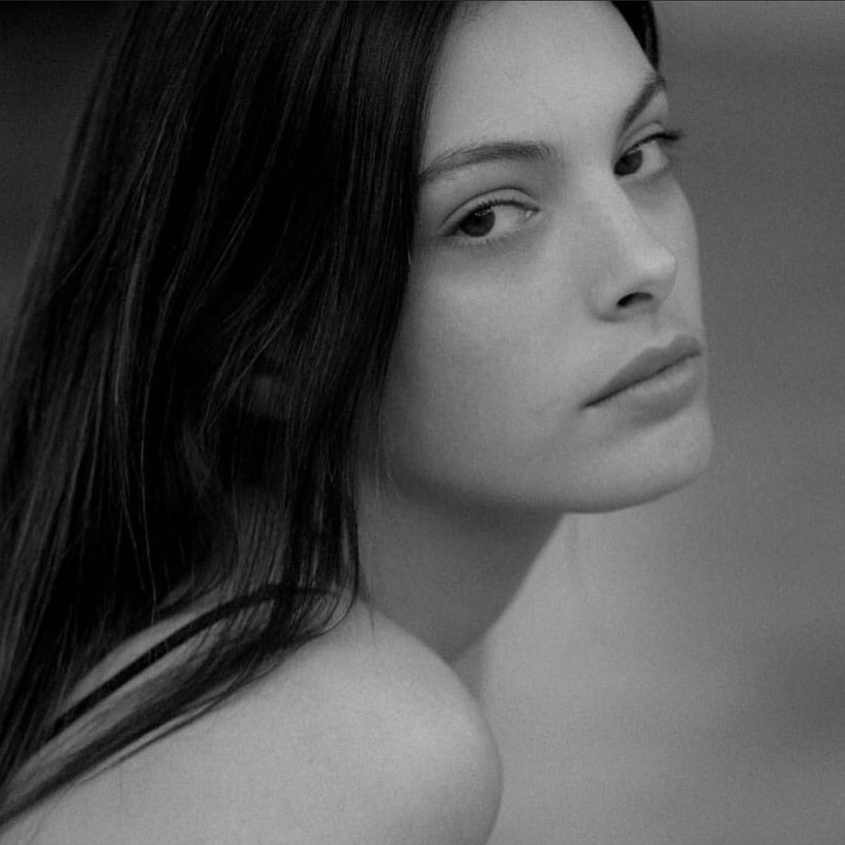 Gantikan Bella Hadid, Siapa Sosok Model Israel May Tager?