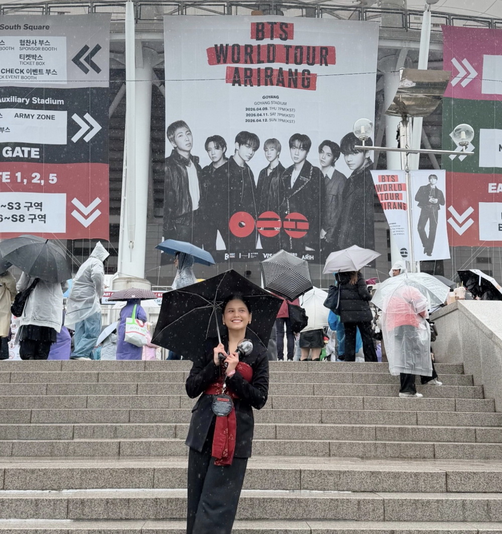 Keseruan Yunita Siregar dan Dokter Reisa Hujan-hujanan Nonton Konser BTS di Korea