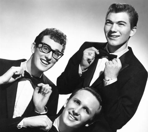 10 Kutukan yang Menyisakan Jejak Kelam di Dunia Musik, Gak Masuk Akal!