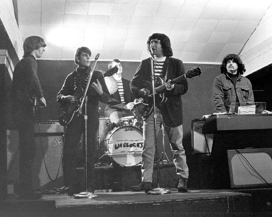 10 Kutukan yang Menyisakan Jejak Kelam di Dunia Musik, Gak Masuk Akal!