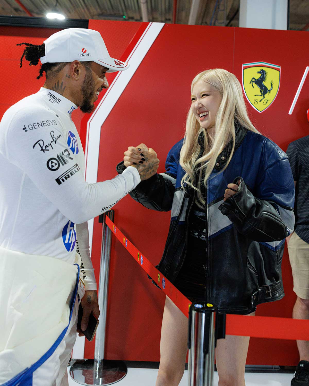 Rosé BLACKPINK Tampil di F1 Miami, Kibarkan Bendera Finish