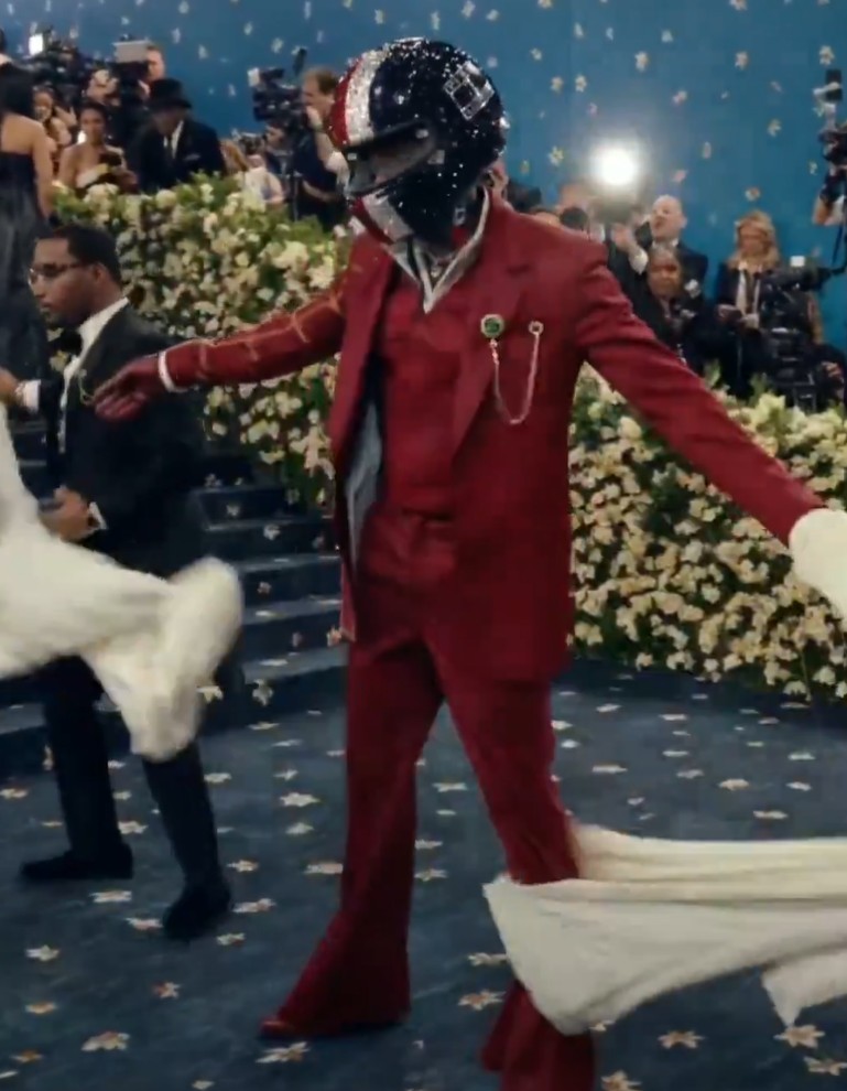 Bintang Film F1 Damson Idris Tampil Penuh Gaya di Met Gala 2025, Pakai Helm Balap Berlapis 20 Ribu Kristal Swarovski
