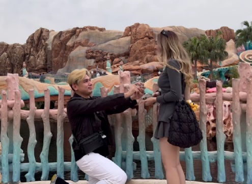 So Sweet! Ranty Maria Dilamar Rayn Wijaya di Disneyland saat Hari Ulang Tahun