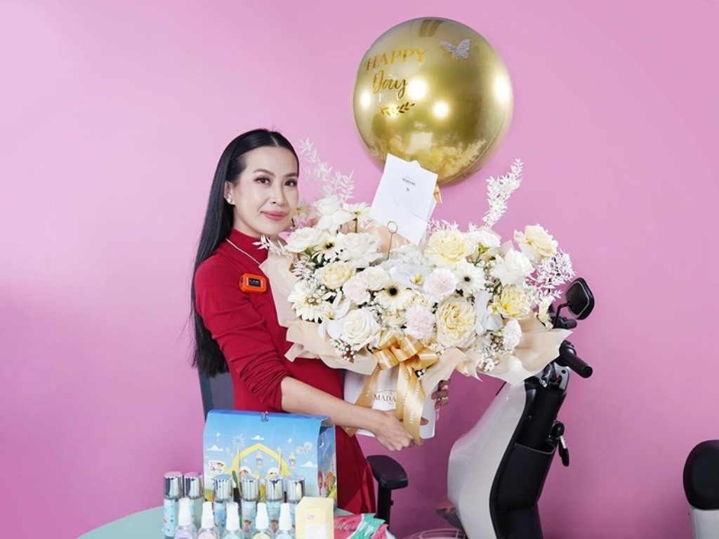 Flash Sale Puluhan iPhone 11 Cuma Rp6 Ribu di Shopee Live, 29 Jam Nonstop Dipandu Mami Louisse yang Pernah Raup Rp7,5 Miliar di Shopee Live!