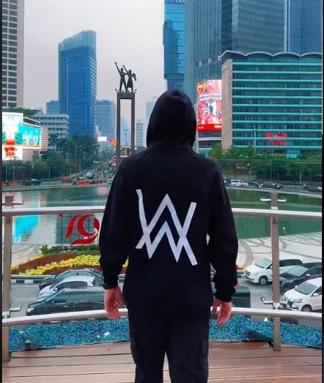 Alan Walker Jalan-jalan di Bundaran HI, Netizen: Betah Banget di Indonesia, Bang?