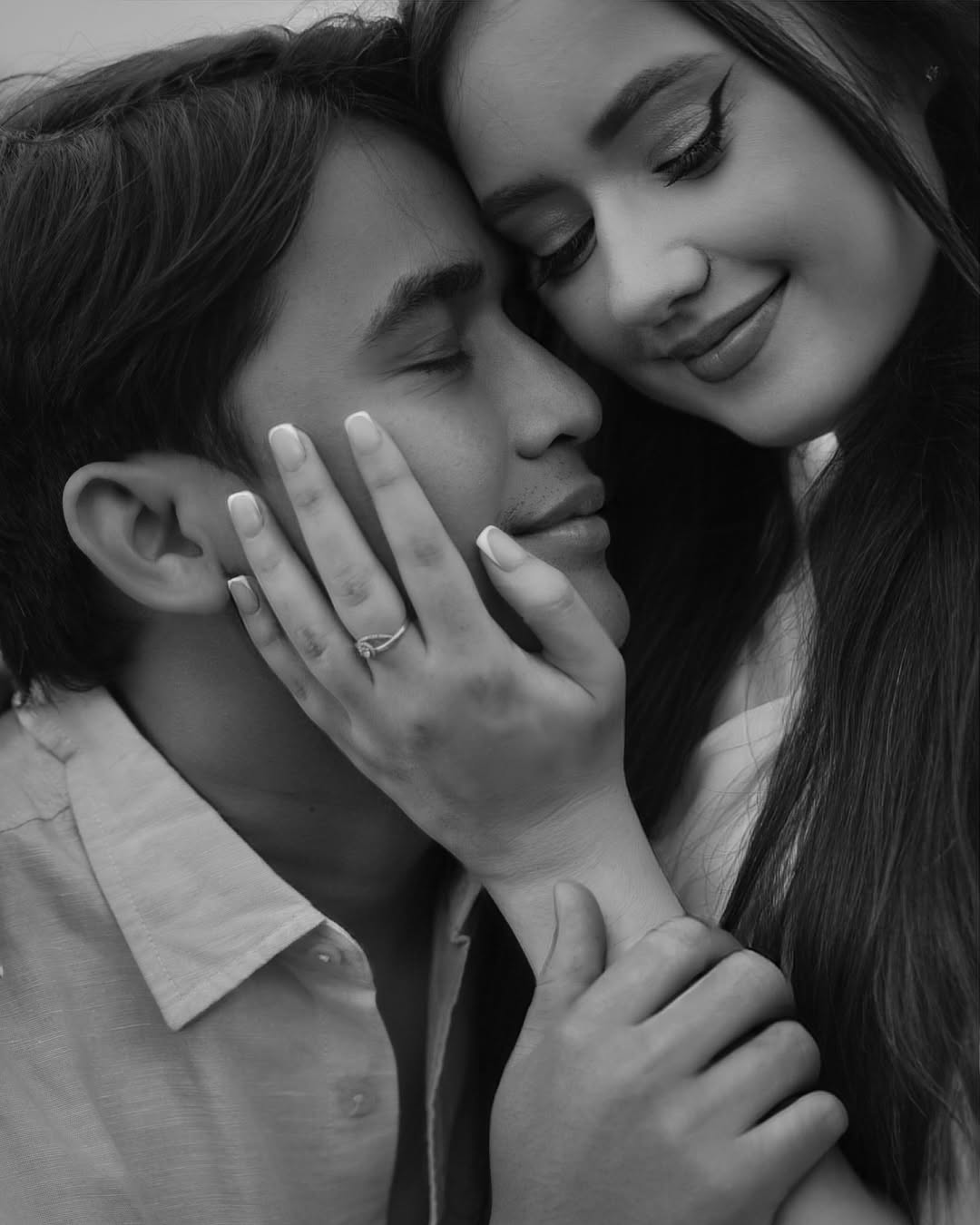 Romantis! Billy Syahputra Lamar Vika Kolesnaya di Pantai Bali