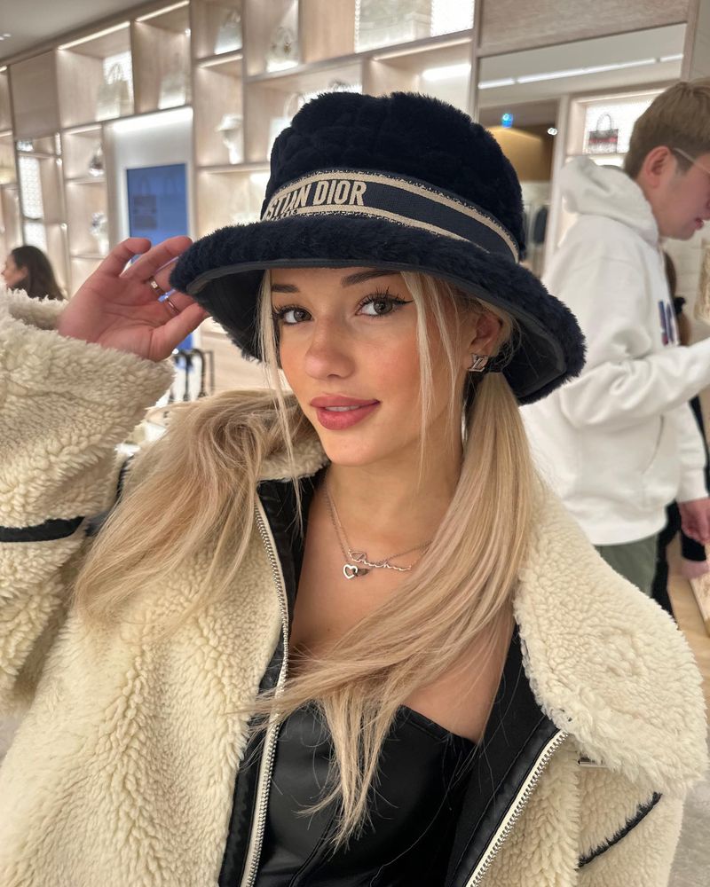 Model OnlyFans Breckie Hill Buka Suara usai Disebut Sebabkan Sabrina Carpenter Putus