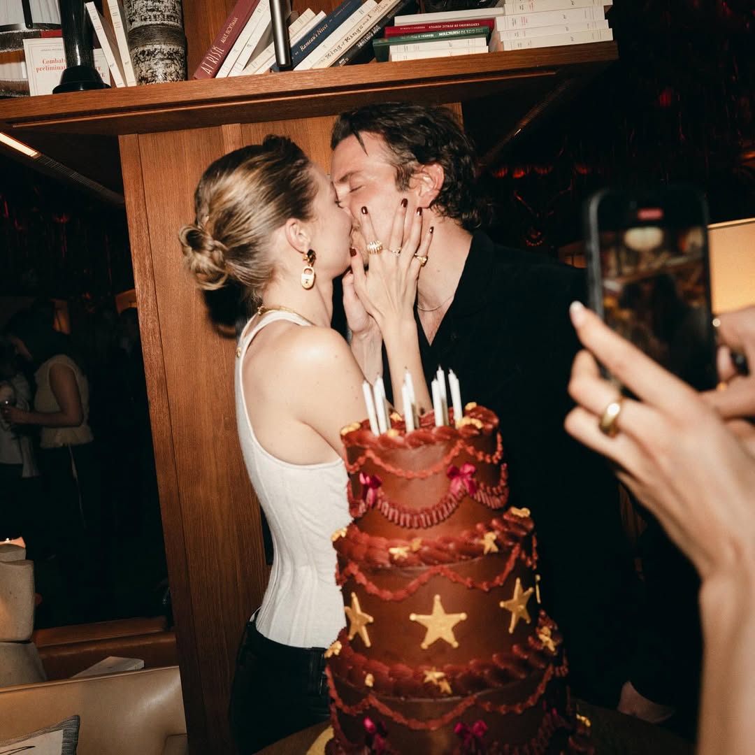 Gigi Hadid Konfirmasi Pacaran dengan Bradley Cooper Lewat Unggahan Foto Mesra