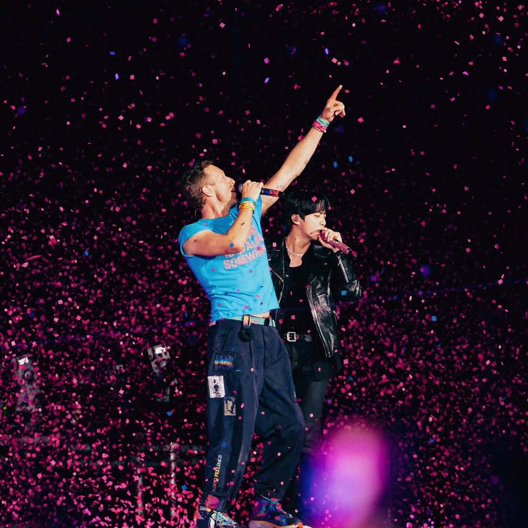 Jin BTS Tiba-tiba Muncul di Konser Coldplay, Duet Lagu <i>The Astronaut</i> dan <i>My Universe</i>