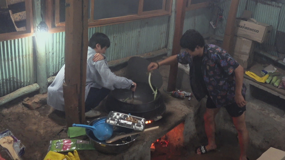 Debut Netflix, Jin BTS Jadi Staf Penginapan di Variety Show Kian’s Bizarre B&B