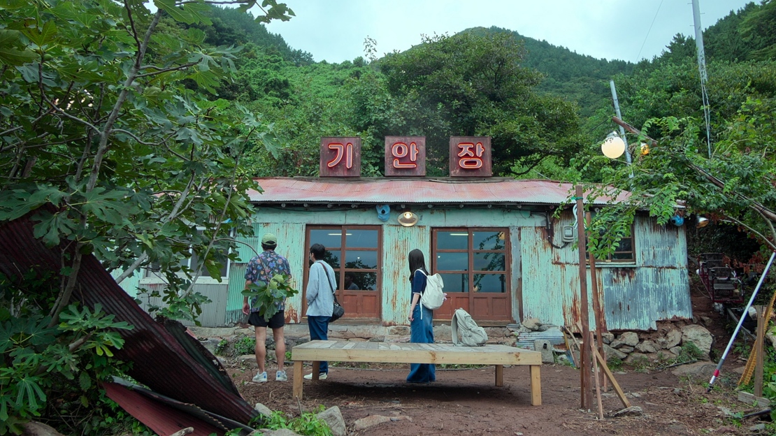 Debut Netflix, Jin BTS Jadi Staf Penginapan di Variety Show Kian’s Bizarre B&B