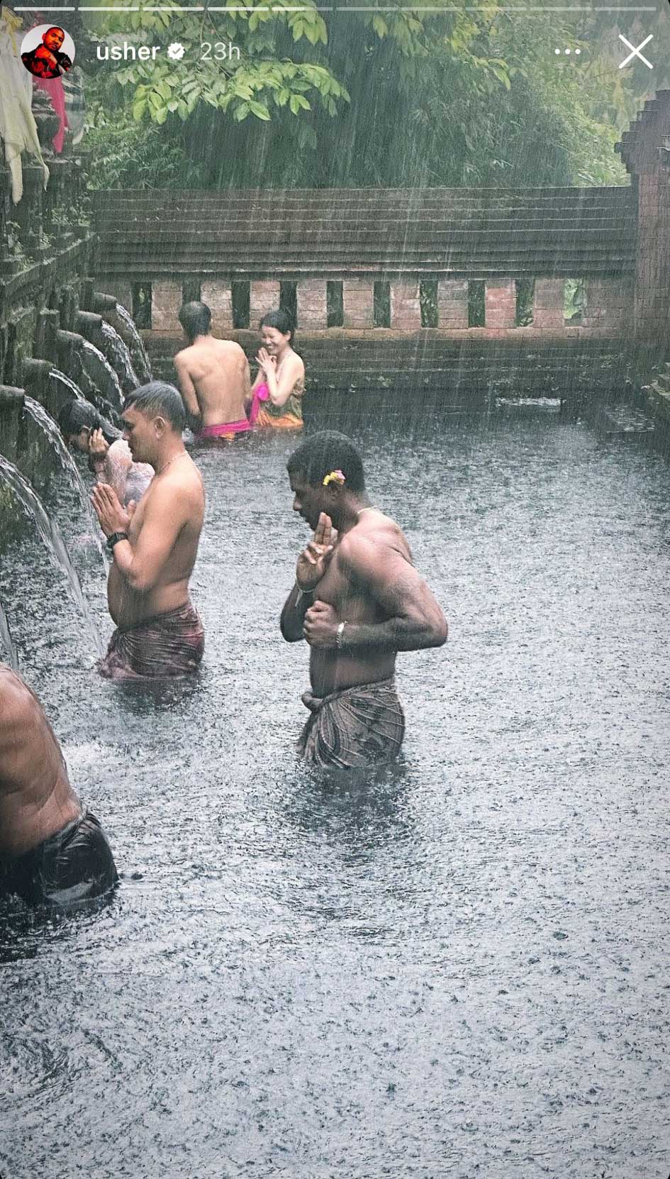Legenda R&B Usher Melukat di Bali