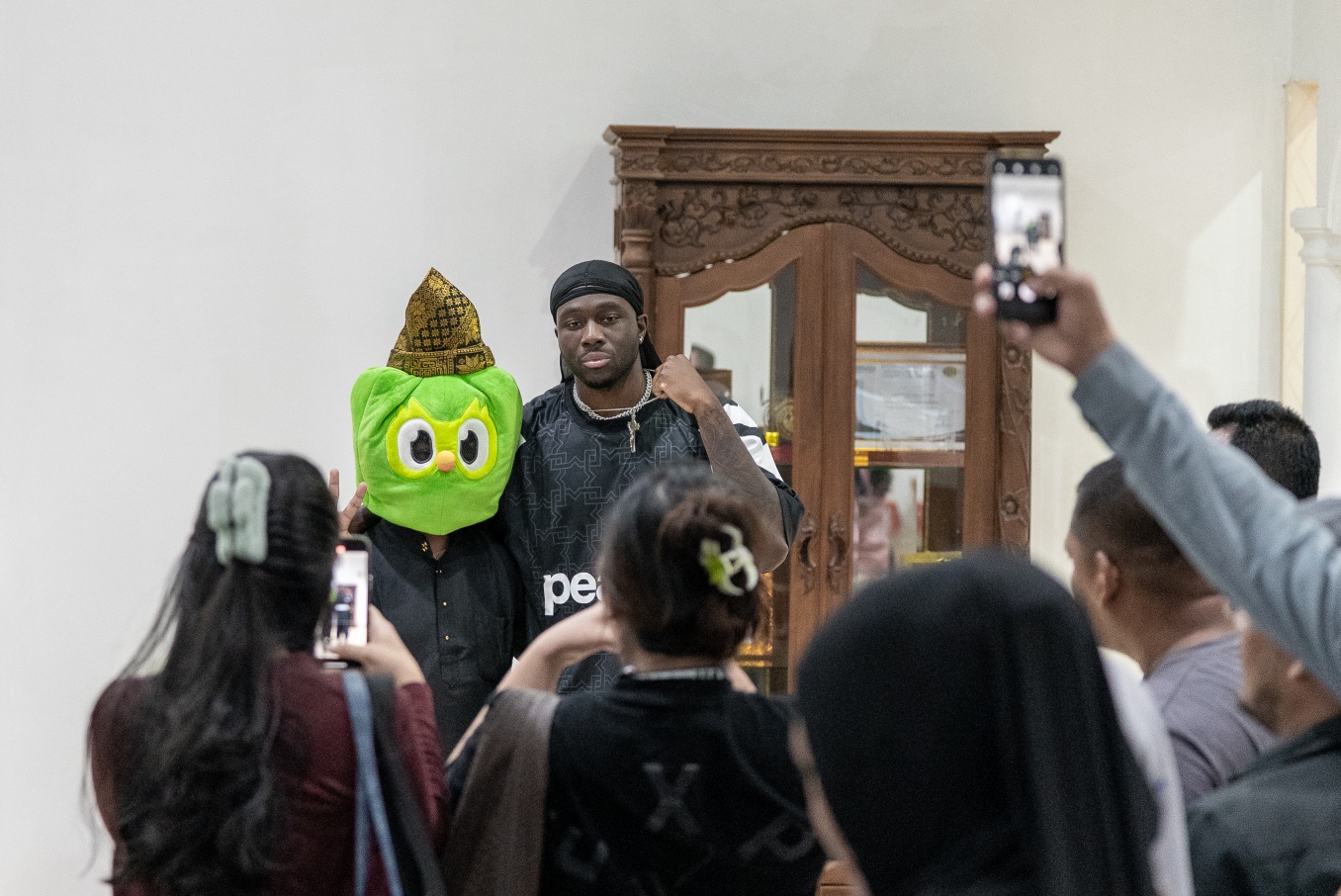 Maskot Duolingo Curi Perhatian di Festival Pacu Jalur, Ikut Tren Viral Aura Framing