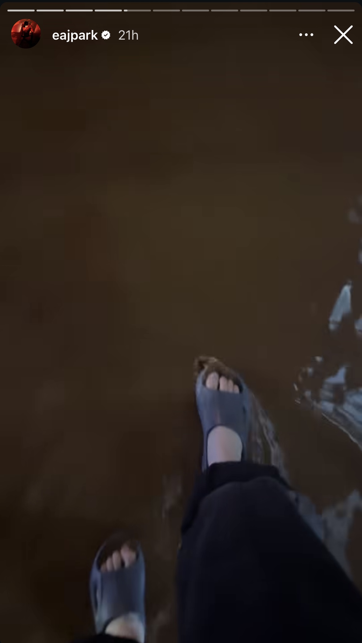 Momen Lucu Eaj Park Artis K-Pop Kegirangan Merasakan Banjir Jakarta