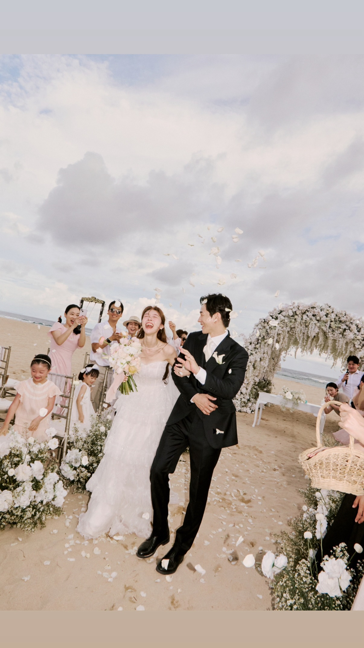 5 Potret Pernikahan Romantis Min-ah Girls Day dan On Joo-wan di Bali