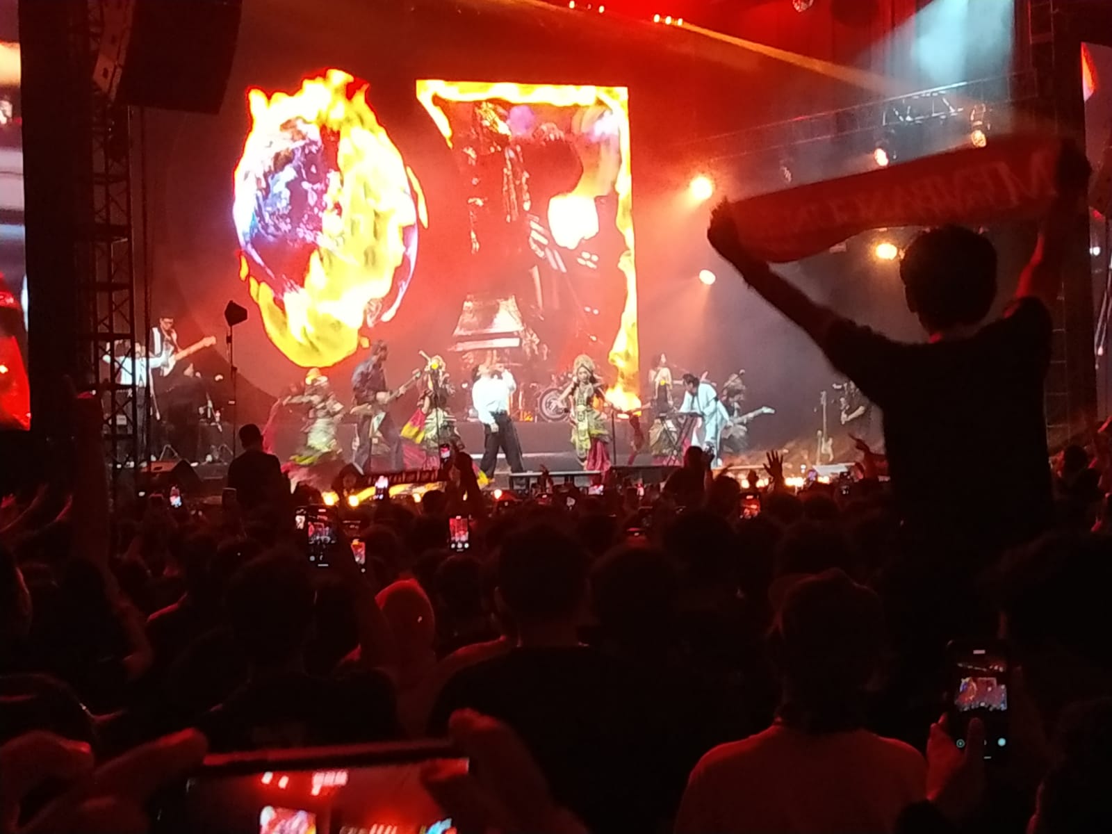 Momen Epik di Konser .Feast Membangun & Menghancurkan: Ada Tarian Tradisional dan Drumband