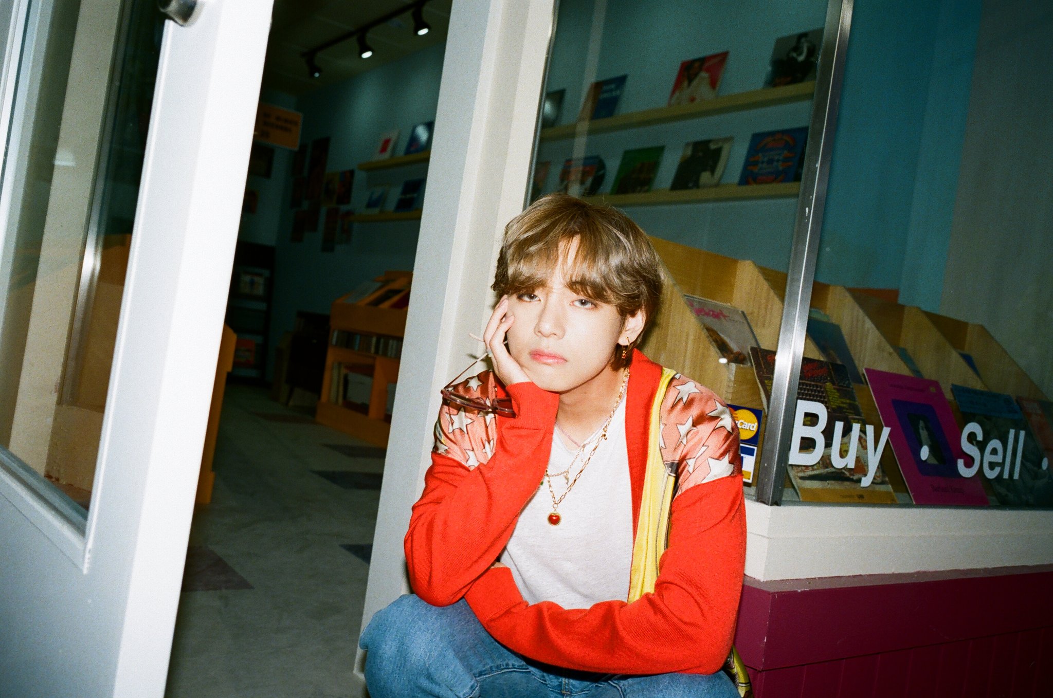 8 Idol K-Pop Sukses yang Dulu Hidup Miskin: V BTS, IU, Hingga Taeyang BIGBANG